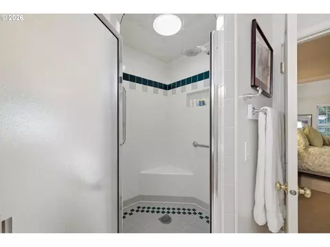 Bath - 5260 Overbrook Ln, Eugene, OR 97405 photo 3 of 3