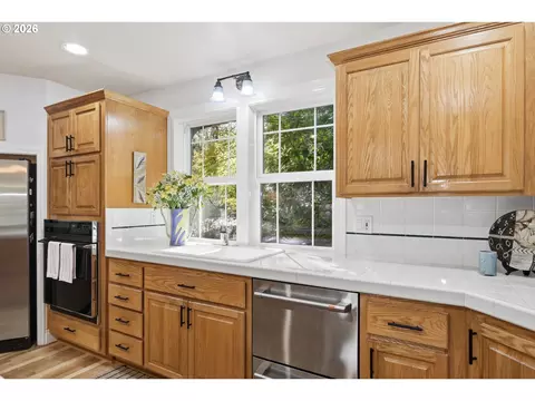 Kitchen - 5260 Overbrook Ln, Eugene, OR 97405 photo 6 of 7