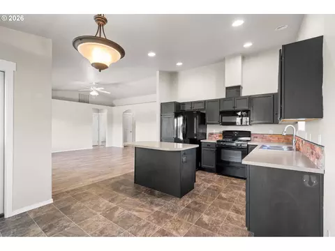 Kitchen - 122 Falcon Ct, Boardman, OR 97818 photo 1 of 7