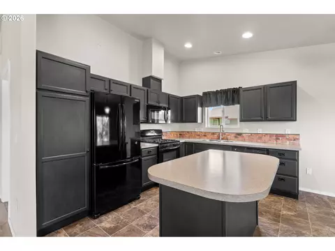 Kitchen - 122 Falcon Ct, Boardman, OR 97818 photo 6 of 7