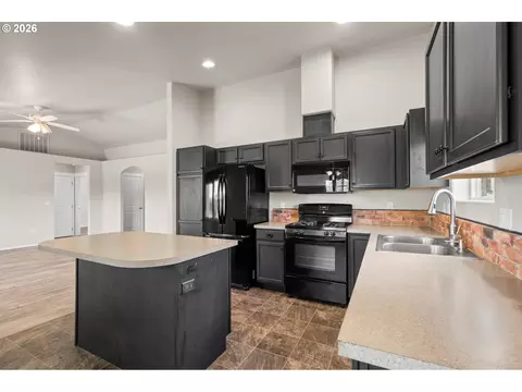 Kitchen - 122 Falcon Ct, Boardman, OR 97818 photo 7 of 7