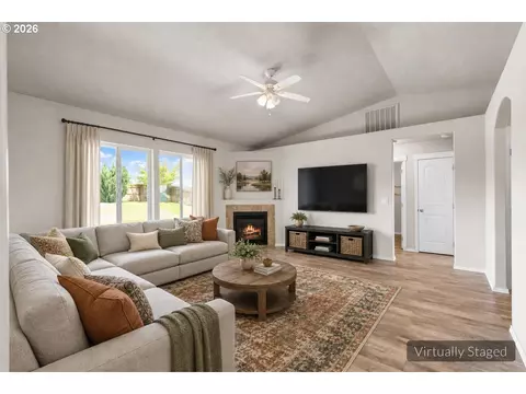 Living - 122 Falcon Ct, Boardman, OR 97818 photo 3 of 4