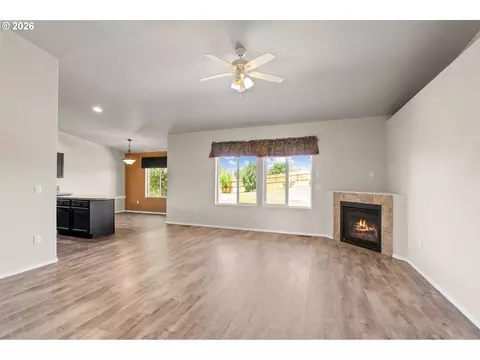 Living - 122 Falcon Ct, Boardman, OR 97818 photo 1 of 4