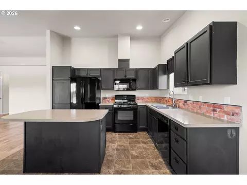 Kitchen - 122 Falcon Ct, Boardman, OR 97818 photo 3 of 7