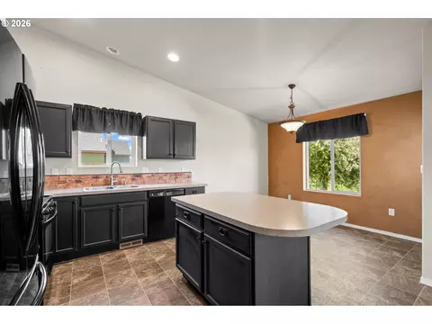 Kitchen - 122 Falcon Ct, Boardman, OR 97818 photo 4 of 7
