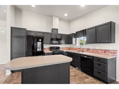 Kitchen - 122 Falcon Ct, Boardman, OR 97818 photo 2 of 7