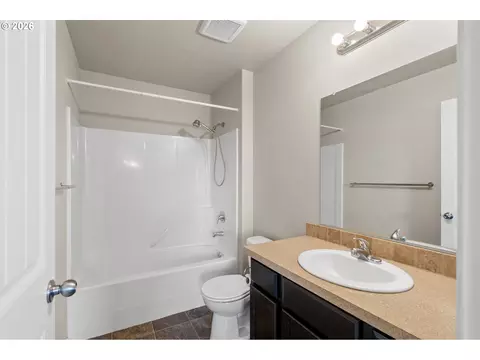 Bath - 122 Falcon Ct, Boardman, OR 97818 photo 1 of 2