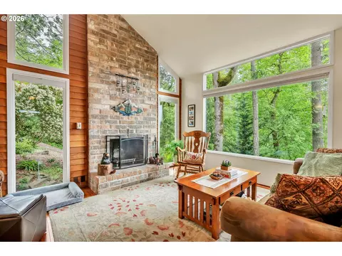 Living - 2877 Timberline Dr, Eugene, OR 97405 photo 2 of 5
