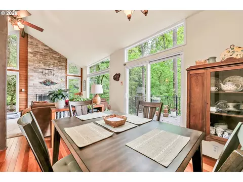 Dining - 2877 Timberline Dr, Eugene, OR 97405 photo 2 of 3