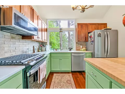 Kitchen - 2877 Timberline Dr, Eugene, OR 97405 photo 4 of 6