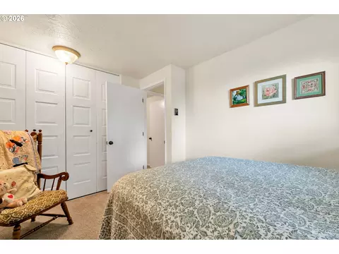 Bedroom - 2877 Timberline Dr, Eugene, OR 97405 photo 5 of 5