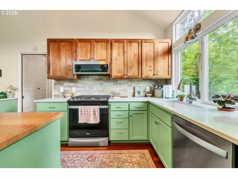 Kitchen - 2877 Timberline Dr, Eugene, OR 97405 photo 5 of 6