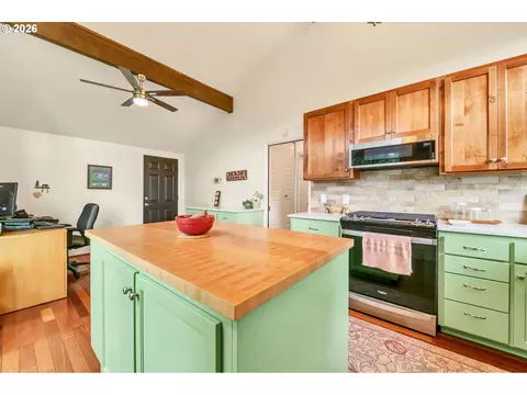 Kitchen - 2877 Timberline Dr, Eugene, OR 97405 photo 6 of 6