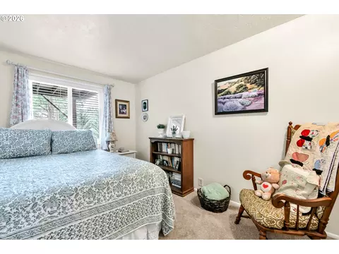 Bedroom - 2877 Timberline Dr, Eugene, OR 97405 photo 4 of 5