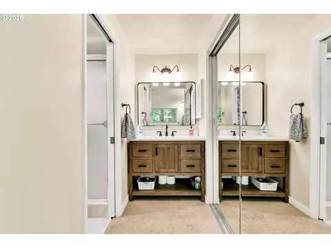 Bath - 2877 Timberline Dr, Eugene, OR 97405 photo 1 of 3