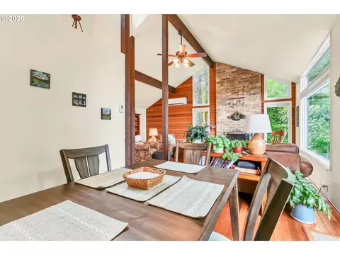 Dining - 2877 Timberline Dr, Eugene, OR 97405 photo 3 of 3
