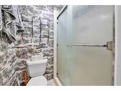 Bath - 2877 Timberline Dr, Eugene, OR 97405 photo 2 of 3