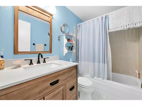 Bath - 2877 Timberline Dr, Eugene, OR 97405 photo 3 of 3