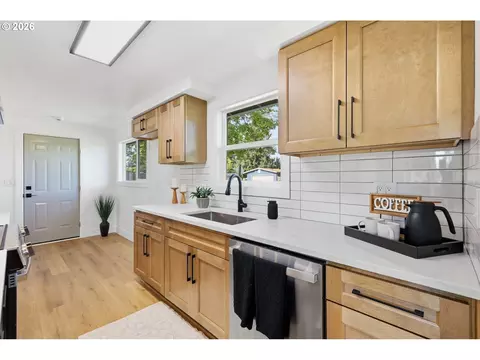 Kitchen - 1682 Larkspur Loop, Eugene, OR 97401 photo 2 of 5