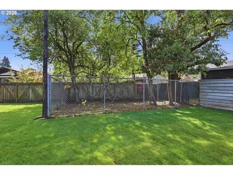 Exterior - 1682 Larkspur Loop, Eugene, OR 97401 photo 4 of 8