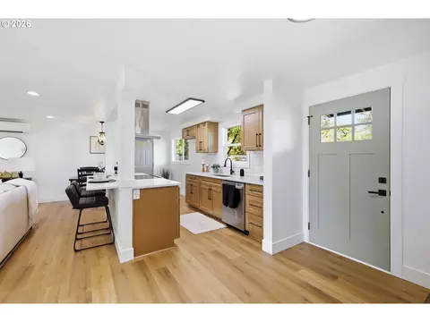 Entry Way - 1682 Larkspur Loop, Eugene, OR 97401 photo 2 of 2
