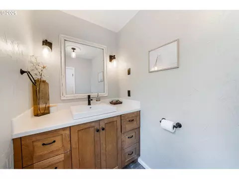Bath - 1680 Westover Dr, Eugene, OR 97403 photo 1 of 3