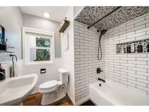 Bath - 1680 Westover Dr, Eugene, OR 97403 photo 3 of 3