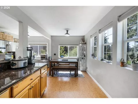 Dining - 1680 Westover Dr, Eugene, OR 97403 photo 2 of 2