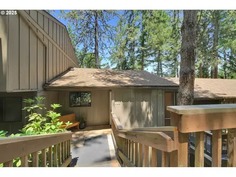 103 Treehill Loop, Eugene, OR 97405