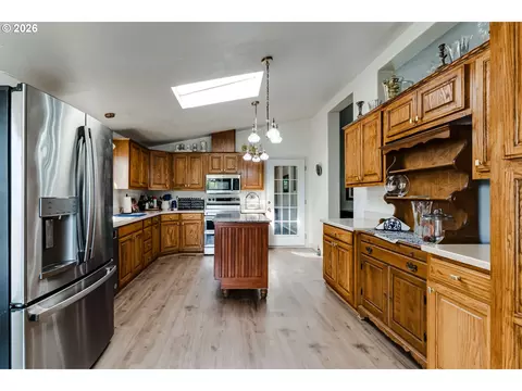 Kitchen - 5301 Glenn Ellen Dr, Eugene, OR 97402 photo 5 of 6