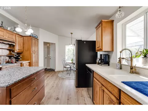 Kitchen - 5301 Glenn Ellen Dr, Eugene, OR 97402 photo 3 of 6