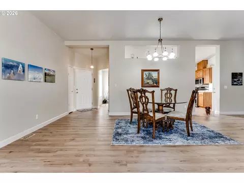 Dining - 5301 Glenn Ellen Dr, Eugene, OR 97402 photo 5 of 6