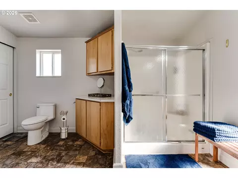 Bath - 5301 Glenn Ellen Dr, Eugene, OR 97402 photo 2 of 4