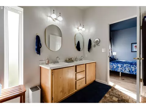 Bath - 5301 Glenn Ellen Dr, Eugene, OR 97402 photo 3 of 4