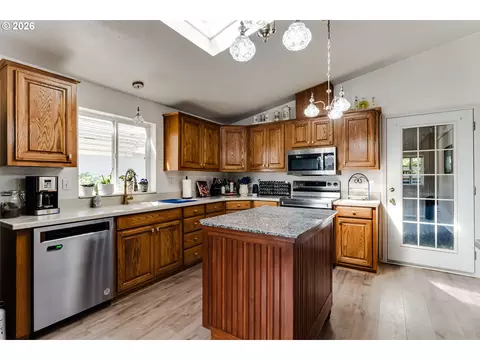 Kitchen - 5301 Glenn Ellen Dr, Eugene, OR 97402 photo 4 of 6