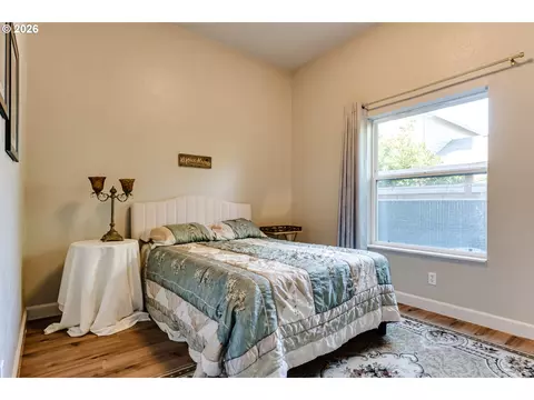 Bedroom - 5301 Glenn Ellen Dr, Eugene, OR 97402 photo 3 of 5