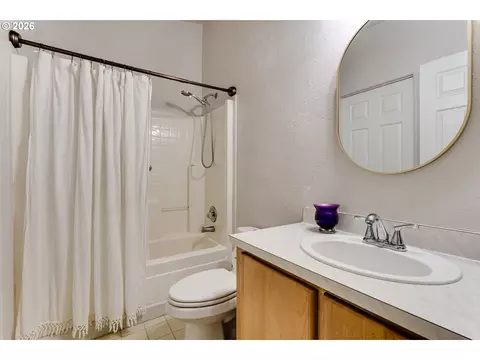 Bath - 5301 Glenn Ellen Dr, Eugene, OR 97402 photo 4 of 4