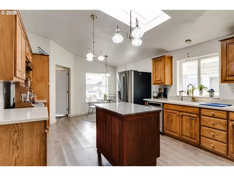 Kitchen - 5301 Glenn Ellen Dr, Eugene, OR 97402 photo 2 of 6