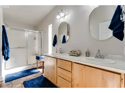 Bath - 5301 Glenn Ellen Dr, Eugene, OR 97402 photo 1 of 4