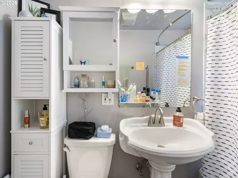 Bath - 3003 Watson Ave, Vancouver, WA 98661 photo 2 of 3