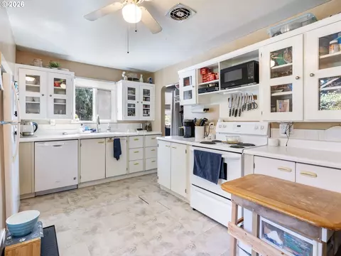 Kitchen - 3003 Watson Ave, Vancouver, WA 98661 photo 5 of 6