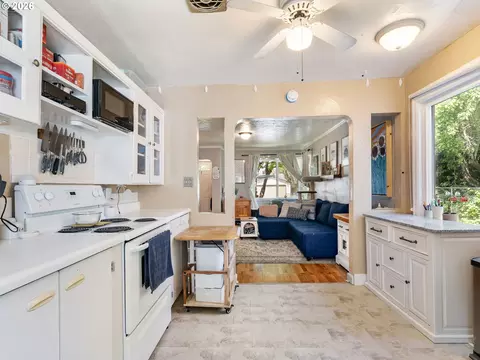 Kitchen - 3003 Watson Ave, Vancouver, WA 98661 photo 6 of 6