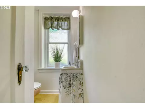 Bath - 402404 NW 7th St, Pendleton, OR 97801 photo 2 of 2