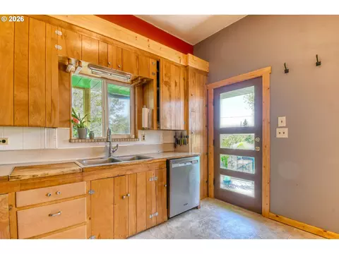 Kitchen - 402404 NW 7th St, Pendleton, OR 97801 photo 3 of 4
