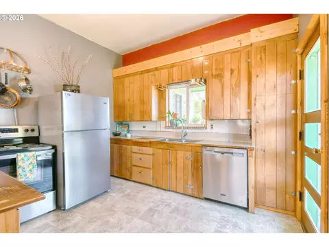 Kitchen - 402404 NW 7th St, Pendleton, OR 97801 photo 2 of 4