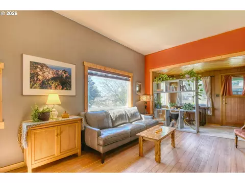 Living - 402404 NW 7th St, Pendleton, OR 97801 photo 1 of 4