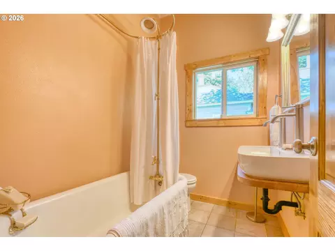 Bath - 402404 NW 7th St, Pendleton, OR 97801 photo 1 of 2