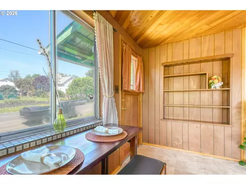 Dining - 402404 NW 7th St, Pendleton, OR 97801 photo 1 of 1