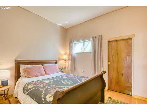 Bedroom - 402404 NW 7th St, Pendleton, OR 97801 photo 3 of 6