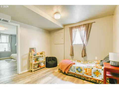 Bedroom - 402404 NW 7th St, Pendleton, OR 97801 photo 5 of 6